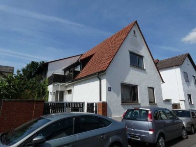 In zentraler Lage von Lampertheim (Jakobstraße): Sanierungsbedürftiges 2-FH mit viel Potenzial