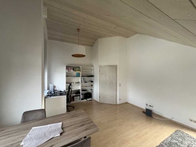 Sanierte 2-Raum-Wohnung mit Balkon und Einbauküche in Stuttgart