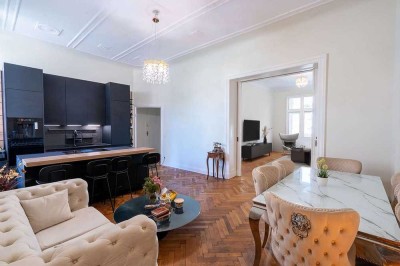Wunderschöne 5 Zimmer Altbauwohnung mit Balkon in bester Lage von Wilmersdorf - Mommsenkiez