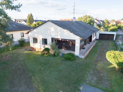 Älterer Bungalow auf großem Grundstück in Winden am Aign
