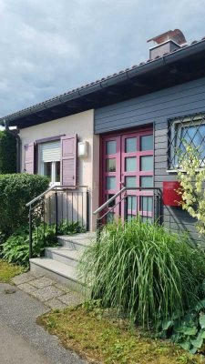 Ruhige, grüne Oase mit Potenzial in attraktiver Lage: DHH (Bungalow) in RO-Happing!