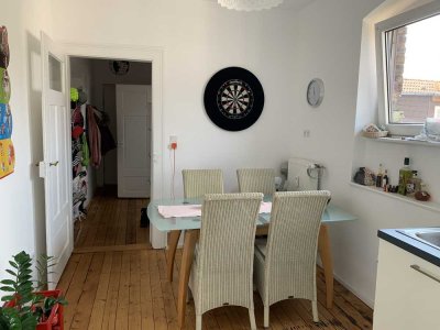 Komplett sanierte Altbauwohnung mit Wohnküche in renoviertem Altbau!