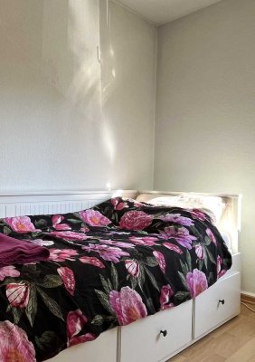 Nur Mädchen! Großes und helles Zimmer in netter 3er WG ab sofort