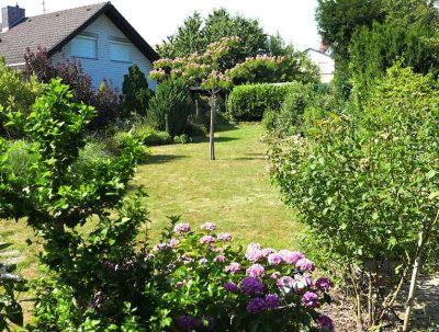 Gemütliches Family-Doppelhaus und XXL-Grundstück in ruhiger, begehrter Wohnlage