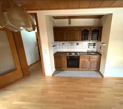 Ruhig gelegene 2-Zimmer Wohnung mit Küchenzeile , Balkon & Pkw Stellplatz