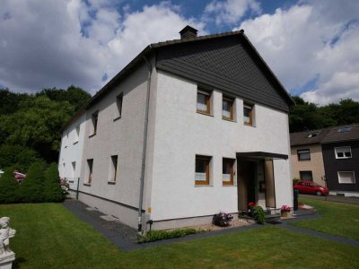 Zweifamilienhaus mit Potenzial: Großzügiger Garten und zwei Garagen - ideal auch als Einfamilienhaus