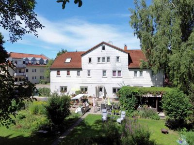 Ein Juwel mit Parkcharakter – Zweifamilienhaus auf riesigem Grundstück