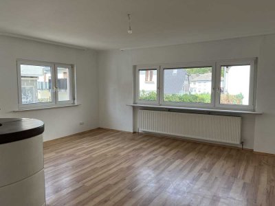 Renovierte Wohnung mit 4 Zimmern, Kamin, Terrasse, Garten und EBK