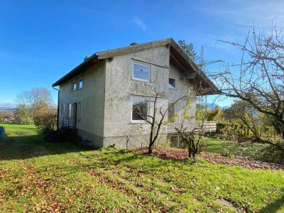 Prien am Chiemsee: Älteres EFH m. ca. 1.650 m2 Grund in herrlicher Randlage m. Berg- u. Seeblick!
