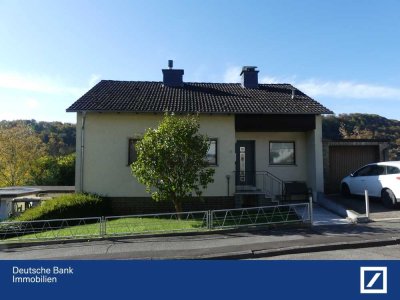 Zwangsversteigerung - Einfamilienhaus mit Garagen in Sontra-Breitau - provisionsfrei für Ersteher!