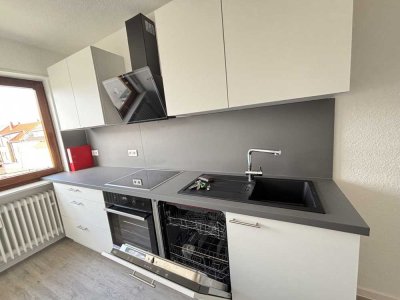 Erstbezug nach Komplettrenovierung , schöne helle drei Zimmer Wohnung  mit Einbauküche ab 01.09.25