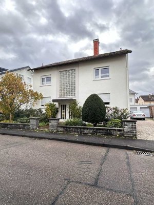 Privatverkauf: Geräumiges Zweifamilienhaus mit 2 Garagen in Rastatt in ruhiger Lage