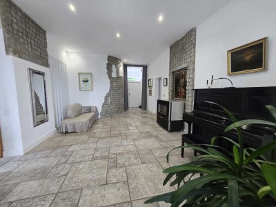 Geräumiges Anwesen auf 4.628 m² mit insgesamt drei Eigentumswohnungen (zwei im 2-Familienhaus und ei