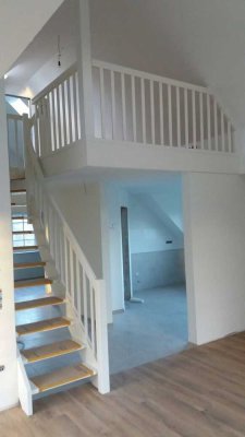 Neuwertige Maisonette-Wohnung mit vier Zimmern und Balkon  Leer