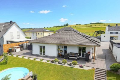 Energieeffizient und alles auf einer Ebene: Neubau-Bungalow mit unverbaubarem Fernblick