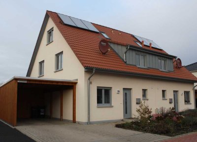 Große Doppelhaushälfte mit einem Carport und Abstellraum