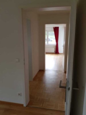 Schöne und neuwertige 3,5-Zimmer-EG-Wohnung mit geh. Innenausstattung mit Balkon und EBK