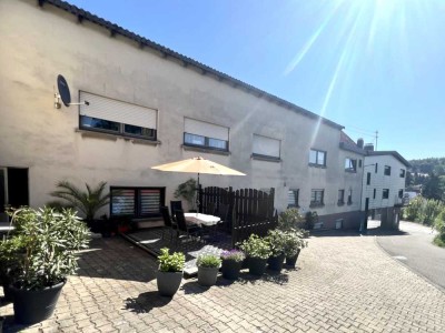 Familienfreundliches Zweifamilienhaus mit Kamin, Garten und besonderem Freizeitbereich