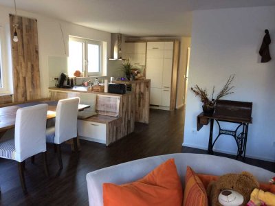 Im Herzen von Erlenbach: Hochwertige, helle Wohnung mit Traumbalkon