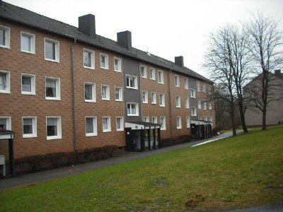 Sanierte 4 Zimmerwohnung im Erdgeschoss mit Dusche , Balkon und Keller