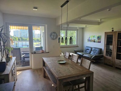 Stilvoll möblierte und lichtdurchflutete 2-Zimmer-Wohnung mit gehobener Innenausstattung und Loggia