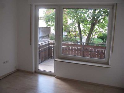 Große 3-Zimmerwohnung mit Terrasse und Garten sowie Einbauküche