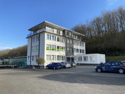 Freundliche 2-Zimmer-Penthouse-Wohnung mit Balkon und Abstellraum.  In Schalkenbach