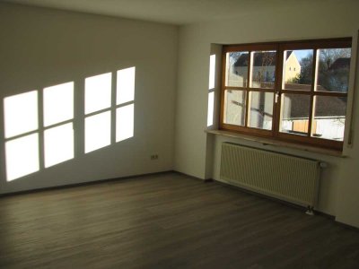 Geräumige 3 1/2-Zimmer-Wohnung mit Balkon/Terrasse Gde. Elsendorf