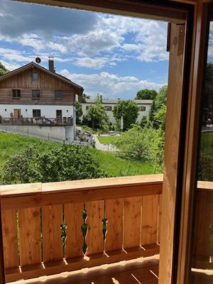 Nahe Starnberger See: geräumige 6/7-Zimmer-Wohnung mit Balkon und Einbauküche in Degerndorf