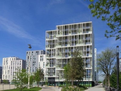 Neubau-Eckwohnung mit 2 Balkonen (S/O/W). Hell, Blick auf die Trabrennbahn mit toller Dachterrasse im Studio Zwei