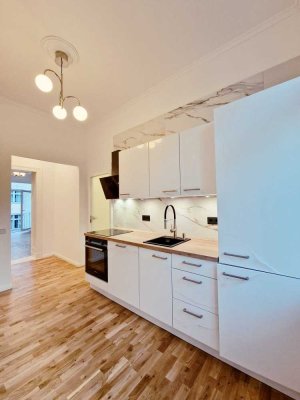 BEZUGSFRE & PROVISIONSFREI! Gemütliche Altbauwohnung mit Balkon und EBK in TOP Lage in Berlin!