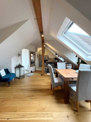 Geschmackvoll renovierte 2-Zimmer-Dachgeschoss-Wohnung in ruhiger Lage von MA-Neckarau!