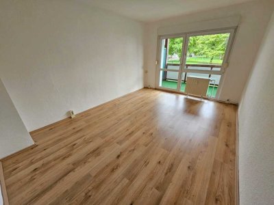 Ruhige und schön ausgestattete 3- Zimmerwohnung inkl. Tageslichtbad mit Dusche + Balkon + Laminat
