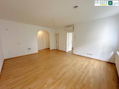 Erstklassig sanierte Altbauwohnung mit Klimaanlage und Balkon!