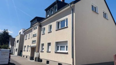 OHNE MAKLER/ Gut geschnittene 3-Zimmer-Wohnung mit Balkon und Einbauküche in direkter Rheinnähe