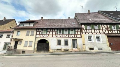 Sanierungsperle mit Geschichte: 8-Zimmer-Ensemble mit Scheune & Gewölbekeller im Denkmalstatus