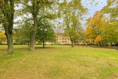 Nahe Jungfernheide: Lichtdurchflutete Wohnung mit großem Balkon und Zugang zum Privatpark