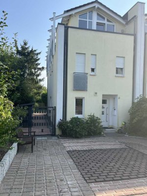 Geräumiges Haus am Ende einer Privatstraße mit 2 Stellplätzen in Wiesbaden-Sonnenberg