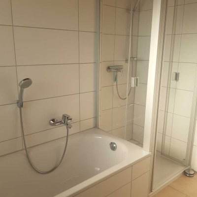 Freundliche und neuwertige 4-Zimmer-Wohnung mit geh. Innenausstattung mit Balkon und EBK