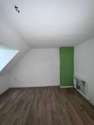 Schicke Dachgeschoss-Wohnung im gepflegtem Haus