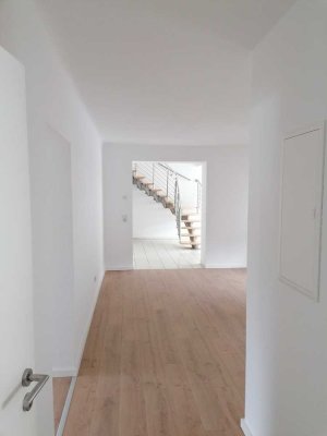 Erstbezug nach Kernsanierung – Helle & Moderne 4-ZKB-Wohnung mit 130 m²