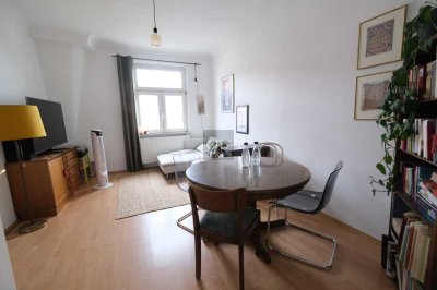 Lichtdurchflutete Altbauwohnung mit Balkon in Schoppershof