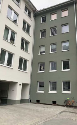 Geschmackvolle 2-Zimmer-Dachgeschosswohnung mit gehobener Innenausstattung mit Balkon - WG geeignet