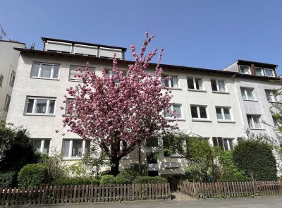 Helle und gut geschnittene 4-Zimmer-Wohnung mit Balkon und Einbauküche im Woogsviertel