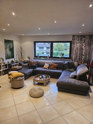 Schöne, geräumige 150m² Wohnung mit eigenen großen Garten in Bürstadt in einen 2-Familienhaus