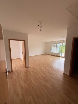 Frisch renovierte 2,5-Zimmer-Wohnung mit Balkon und Blick ins Grüne in zentraler Lage