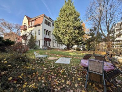 Hinreißende 3-Zimmer-Altbauwohnung mit Balkon, Loggia und TG-Stellplatz am Weißen Hirsch