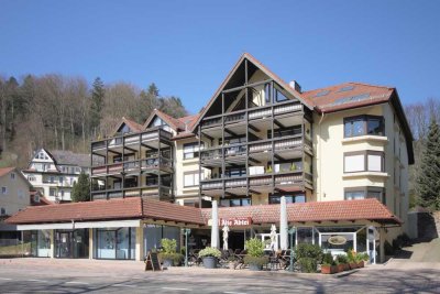 Helle Dachgeschosswohnung mit Panoramafenster, 
Waldblick und Tiefgaragenstellplatz.