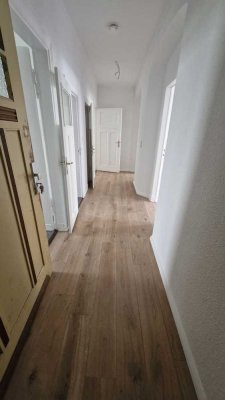 Renovierte 3 - Raum - Erdgeschosswohnung im Schönen Altbau