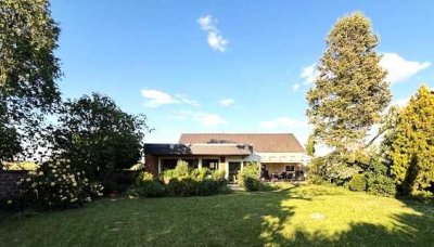 Sehr schöner, großzügiger Winkelbungalow mit herrlich eingewachsenem 899m2 großem Garten